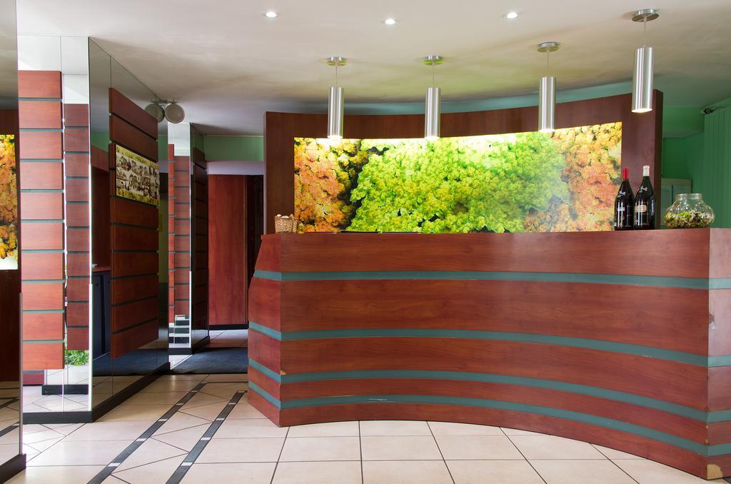 Logis Hotel-Restaurant Le Chene Vert Saint-Pourçain-sur-Sioule Exterior photo